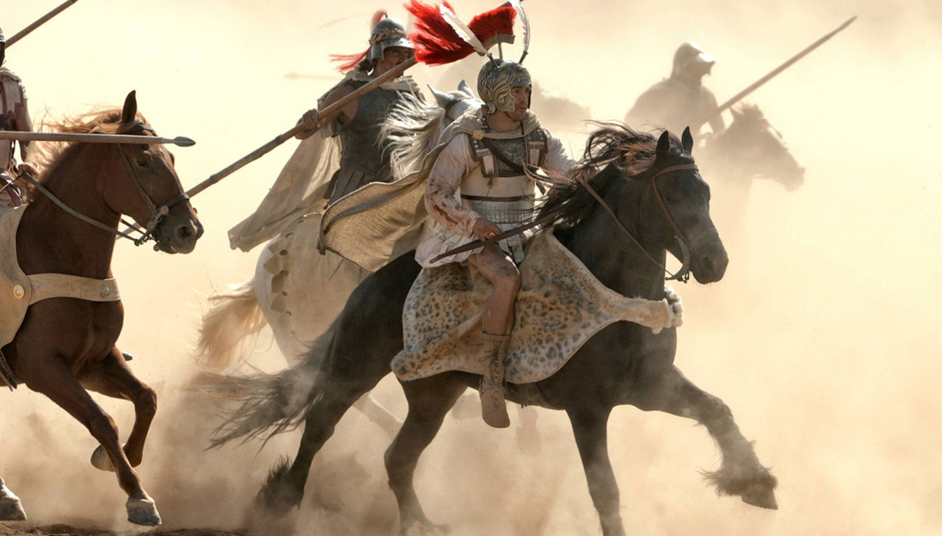 Über tausende Kilometer Wegstrecke führt Alexander sein mehr als 30.000 Mann starkes Heer durch Asien, schlägt zahlreiche Schlachten, gründet neue Städte und wird in Ägypten als Pharao verehrt. Zehn Jahre, von 334 bis 324 v. Chr., dauert dieser Feldzug der Extreme. Sein Ziel, das „Ende der Welt“, erreicht Alexander allerdings nicht.