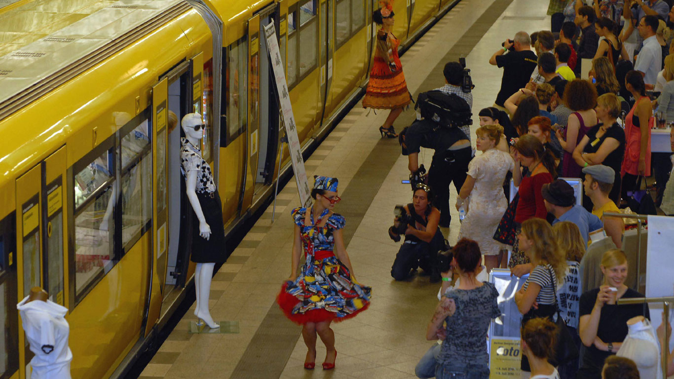 Die Berlin Fashion Week 2011 fand nicht nur über Tage statt. Auch unter der Hauptstadt kam man in den Genuss einer Modenschau.