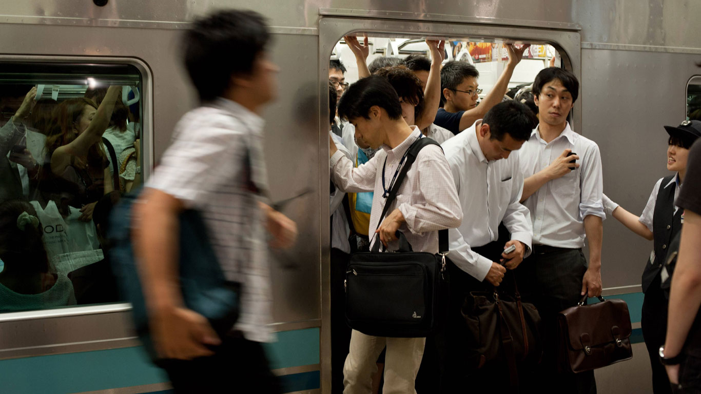 Kein Platz in der Bahn? Gibt’s nicht – einfach ein bisschen zusammenrücken! Sogenannte „Oshiya“ drückten in Tokyo früher noch jeden in die U-Bahn-Wagen hinein. Heute fahren die Bahnen so regelmäßig, dass sie die Passagiere meist nur noch bitten, die nächste Bahn zu nehmen, falls kein Platz mehr ist.
