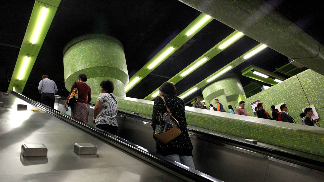 Neben allen möglichen Kuriositäten gibt es aber auch einfach schöne U-Bahnhöfe. Wie etwa der U-Bahnhof in Hongkong.