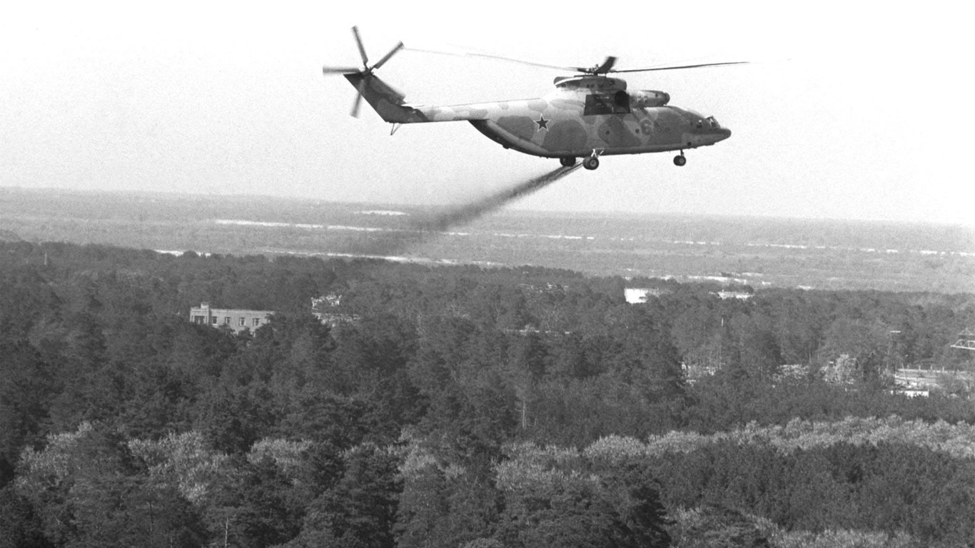 Der Kampf gegen die Strahlung beginnt - mit dem Hubschrauber…