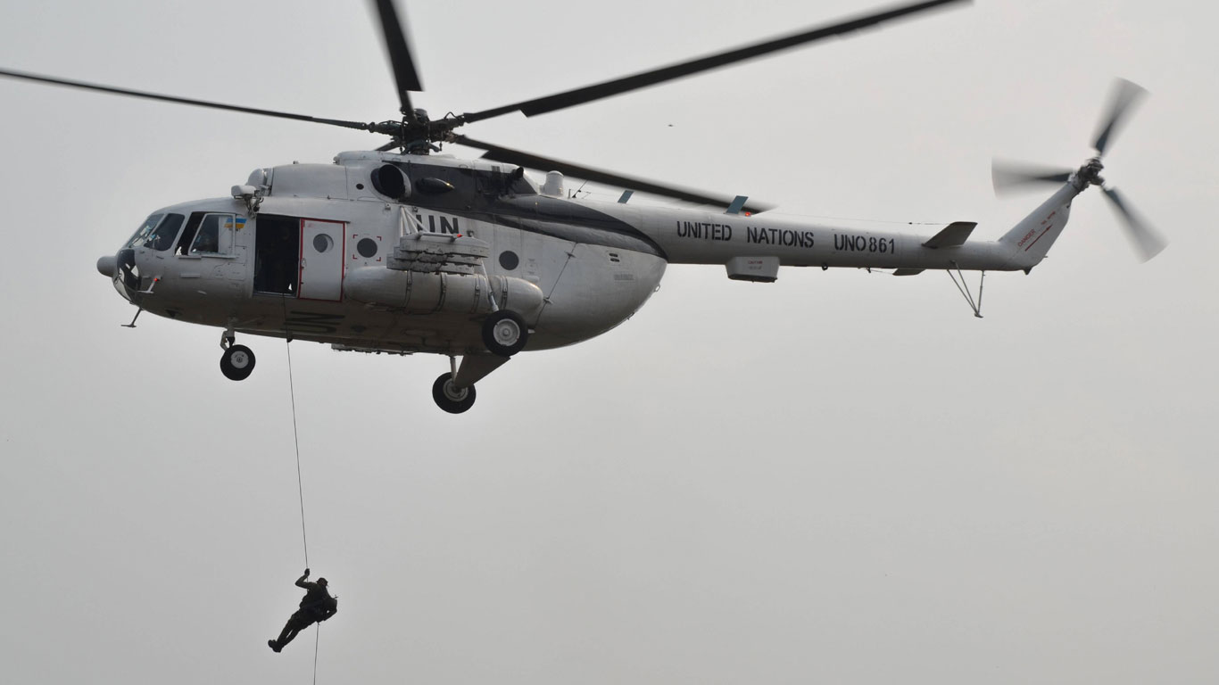 Soldat springt aus Hubschrauber