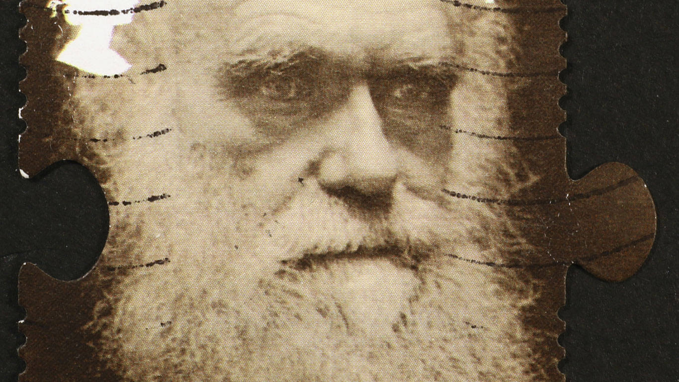 Für Charles Darwin, den Begründer der Evolutionstheorie, waren die opulenten Federn der Pfauen ein „unverständlicher Luxus“. Ihre Pracht und Extravaganz stand seiner Theorie gegenüber, dass nur die anpassungsfähigsten Geschöpfe im Kampf ums Überleben als Sieger bestehen könnten. Der „natürlichen Auslese“ stellte er schließlich die „sexuelle Auslese“ gegenüber: Die Pfauenweibchen bevorzugen demnach die schönsten Männchen, weil sie zugleich auch die stärksten sind und für den fittesten Nachwuchs sorgen.