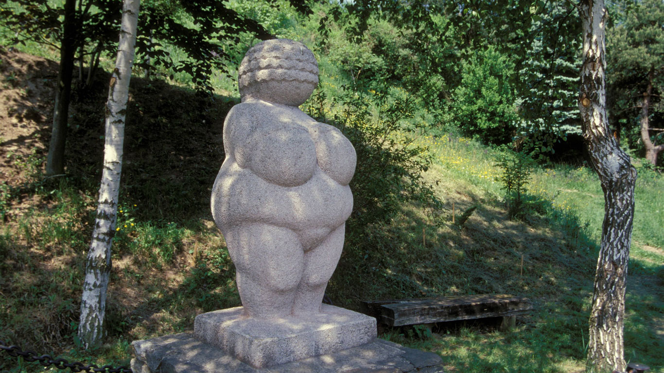 Rund 25.000 Jahre alt ist die „Venus von Willendorf“ (das Bild zeigt eine Nachbildung). Die elf Zentimeter große Steinskulptur dürfte allerdings kaum dem Schönheitsideal ihrer Zeit entsprechen: Während der letzten Eiszeit lebten die Menschen weitgehend nomadisch. Für die Jagd mussten sie muskulös und wendig sein. Es dürfte sich also vielmehr um ein Fruchtbarkeits- statt um ein Schönheitsidol handeln.