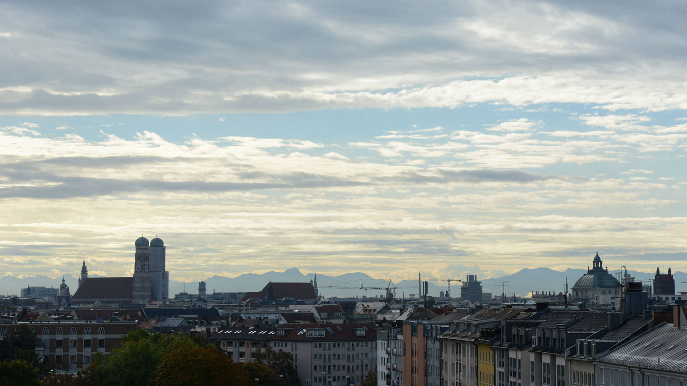 Warme Temperaturen und extreme Weitsicht: so kennen die Münchner das Föhnwetter. In der trockenen und warmen Luft gibt es nur wenige große Partikel an denen weißes Licht gestreut wird. Typisch für den Föhn sind Wolkenstreifen, die sich parallel zum Gebirge erstrecken.