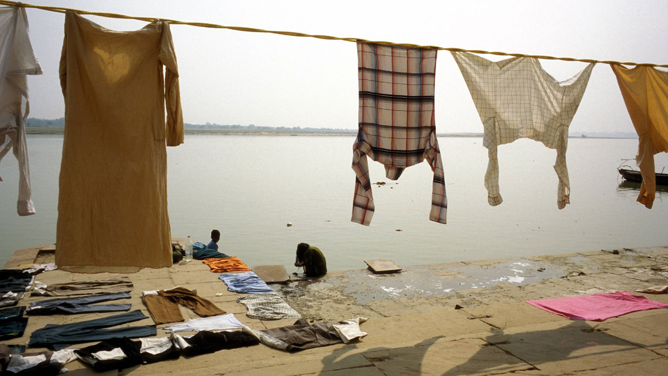 Was als reiner Gebirgsfluss beginnt, ist wenige hundert Kilometer von der Quelle entfernt bereits eine Kloake: Mehr als vier Milliarden Liter Abwasser fließen pro Tag in den Ganges. Fast alle Versuche, die Verschmutzung zu bekämpfen, scheitern an Fehlplanungen und einer katastrophalen Infrastruktur.