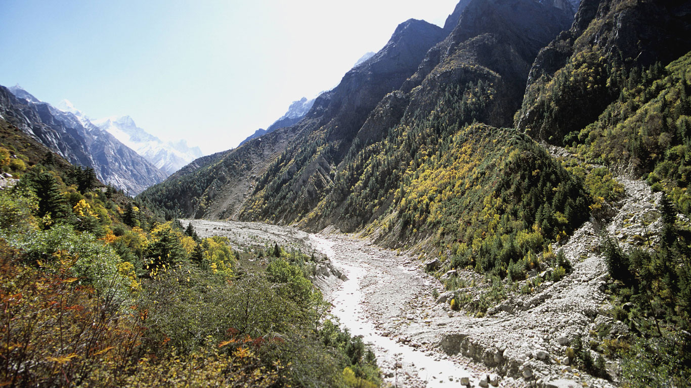 Der Ganges entspringt auf 4.000 Metern Höhe im Himalaja, dort heißt er noch Bhagirathi. Auch wenn der Fluss für die Anwohner und Pilger die heilige „Mutter Ganga“ symbolisiert, leiten die Inder über vier Milliarden Liter ungeklärte Abwässer in den Ganges ein – pro Tag. Chemische Giftstoffe zahlloser Industriebetriebe fließen zuerst in die Nebenflüsse und später in den Ganges. Gelder für Kläranlagen oder Kontrollen fließen dagegen meist in die Taschen korrupter Beamter.
