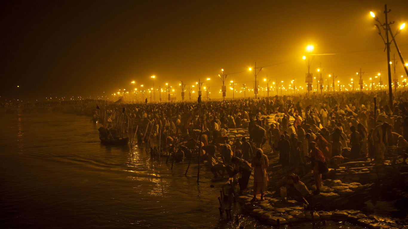 Alle zwölf Jahre findet am Ganges ein Fest der Superlative statt – eine Kumbh Mela. In 55 Tagen kommen dann rund 90 Millionen Menschen zusammen, also etwa so viel wie alle Deutschen und Österreicher zusammen. Bei der letzten Kumbh Mela Anfang 2013 badeten innerhalb von 24 Stunden bis zu 30 Millionen Menschen im Wasser des Ganges.