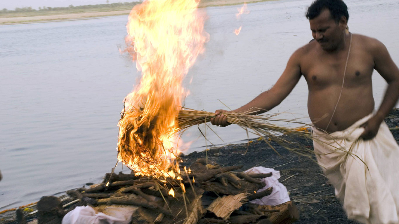 Drei Viertel der Einwohner der heiligen Stadt Varanasi leben vom Geschäft mit den Pilgern, den Leichen und dem Tod. Überall am kilometerlangen, mit Treppen gesäumten Ufer lodern Feuer: Tag und Nacht verbrennen Freiluft-Krematorien die Leichname. Umgerechnet rund 16 Euro kostet das All-Inclusive-Paket, drei Stunden Verbrennen mit Duftstoffen.