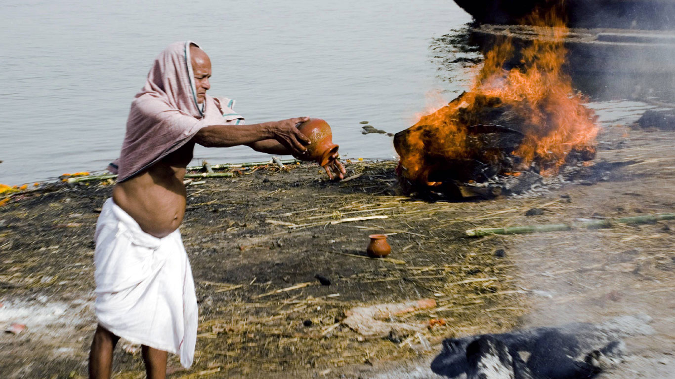 Für die Arbeit mit Toten ist bei den Hindus traditionell die niedrigste soziale Klasse zuständig, Parias oder auch „Unberührbare“ genannt.