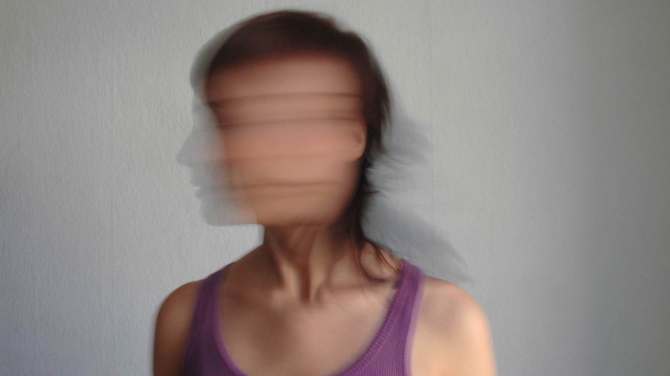 Aber er sagt nicht „nein“, wenn wir fragend in den Himmel blicken. Das Ganze heißt Libration und ist kein tatsächliches Wackeln des Mondes, sondern hängt von unserem Blickwinkel ab. Das scheinbare Kopfschütteln entsteht so: Da der Mond die Erde umkreist, die Erde sich aber auch auf ihrer Bahn entlangbewegt, muss der Mond sie im Prinzip einholen. Dabei sehen wir ihn manchmal ein Stück von der Seite. Überholt er dann die Erde, können wir ein wenig vom anderen Rand seiner Rückseite sehen.