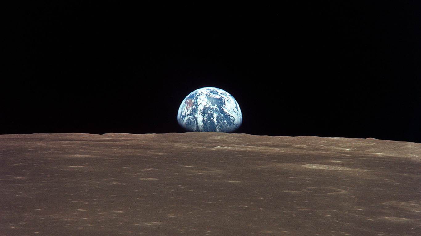 Wenn der Mond der Erde einmal im Jahr ganz nahe kommt, erscheint er aus unserer Sicht größer und heller. Der letzte sogenannte Super-Vollmond war am 2. Januar. Zu den Schwankungen kommt es, weil der Mond nicht kreis- sondern ellipsenförmig um die Erde kreist.