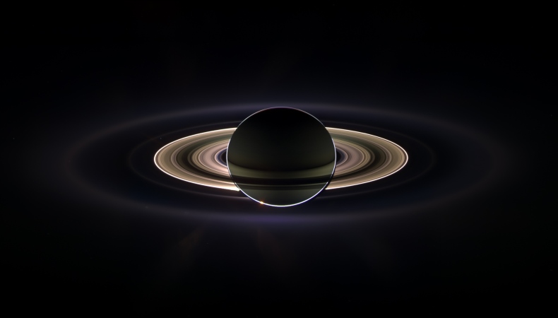 Bevor die Raumsonde Cassini am 19. Juli 2013 in den Schatten des Saturns flog, wurden 323 Aufnahmen geplant, auf denen die Ringe im Gegenlicht der hinter dem Saturn verborgenen Sonne erstrahlen. Die Bilder wurden zu diesem einmaligen Porträt zusammengefügt, das von links nach rechts etwa 400.000 Kilometer abdeckt.