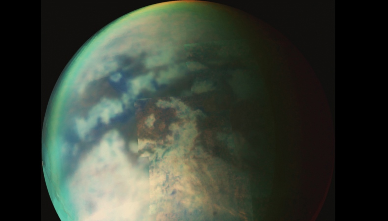 Mit 5.150 Kilometern Durchmesser ist Titan der zweitgrößte Mond des Sonnensystems und zugleich einer der wohl mysteriösesten. Viele Planeten sind von einer Atmosphäre umgeben – Titan dagegen ist im Sonnensystem der einzige Mond mit einer nennenswerten Gashülle. Diese ist bräunlich-orange und so dicht, dass man im sichtbaren Licht nicht auf ihre Oberfläche blicken kann. Nur durch so genannte „atmosphärische Fenster“ in eng begrenzten Wellenlängenbändern des nahen und mittleren Infrarots ist eine Analyse der Oberfläche möglich. Wegen der großen Entfernung des Titans von der Sonne herrschen auf seiner Oberfläche Temperaturen von etwa minus 180 Grad Celsius.