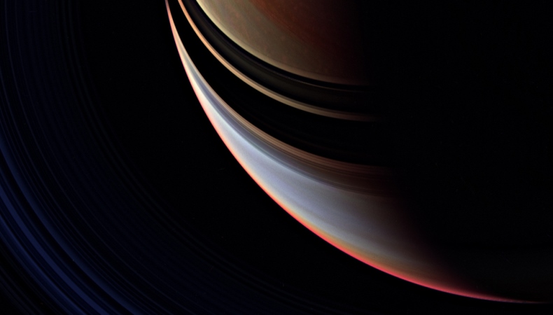 Im Bild ist ein Teil der Nordhalbkugel des Saturns in einer Falschfarbendarstellung zu sehen. Damit lassen sich die einzelnen Wolkenbänder und -wirbel der Atmosphäre in hohen nördlichen Breiten des Gasplaneten besser darstellen. Deutlich wird auch, dass sich die nördlichen Breiten hinsichtlich ihrer Dynamik, aber auch der chemischen Zusammensetzung der obersten Saturnatmosphäre, stark von den eher monotonen äquatorialen Zonen unterscheiden. Diese Zone ist im unteren rechten Bildquadranten in hellen, bläulichen Tönen zu sehen. Im linken unteren Bildquadranten sind als ganz dünne Linien die innersten Ringe des Saturns zu sehen.