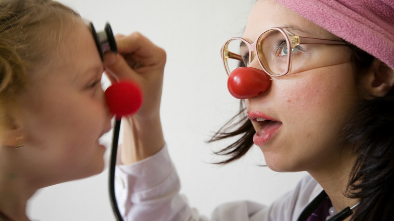 Entgegen aller Schreckensgespenster werden Clowns auch immer beliebter im Umgang mit kranken und benachteiligten Menschen. Als Clowndoktoren oder „CliniClowns“ treten die maskierten Spaßmacher in Krankenhäusern und in Kinderheimen auf, um Kinder zum Lachen zu bringen. Für die international tätige Organisation „Clowns ohne Grenzen“ reisen sie ehrenamtlich in Krisengebiete, um dort für die Menschen zu spielen und Workshops zu geben.