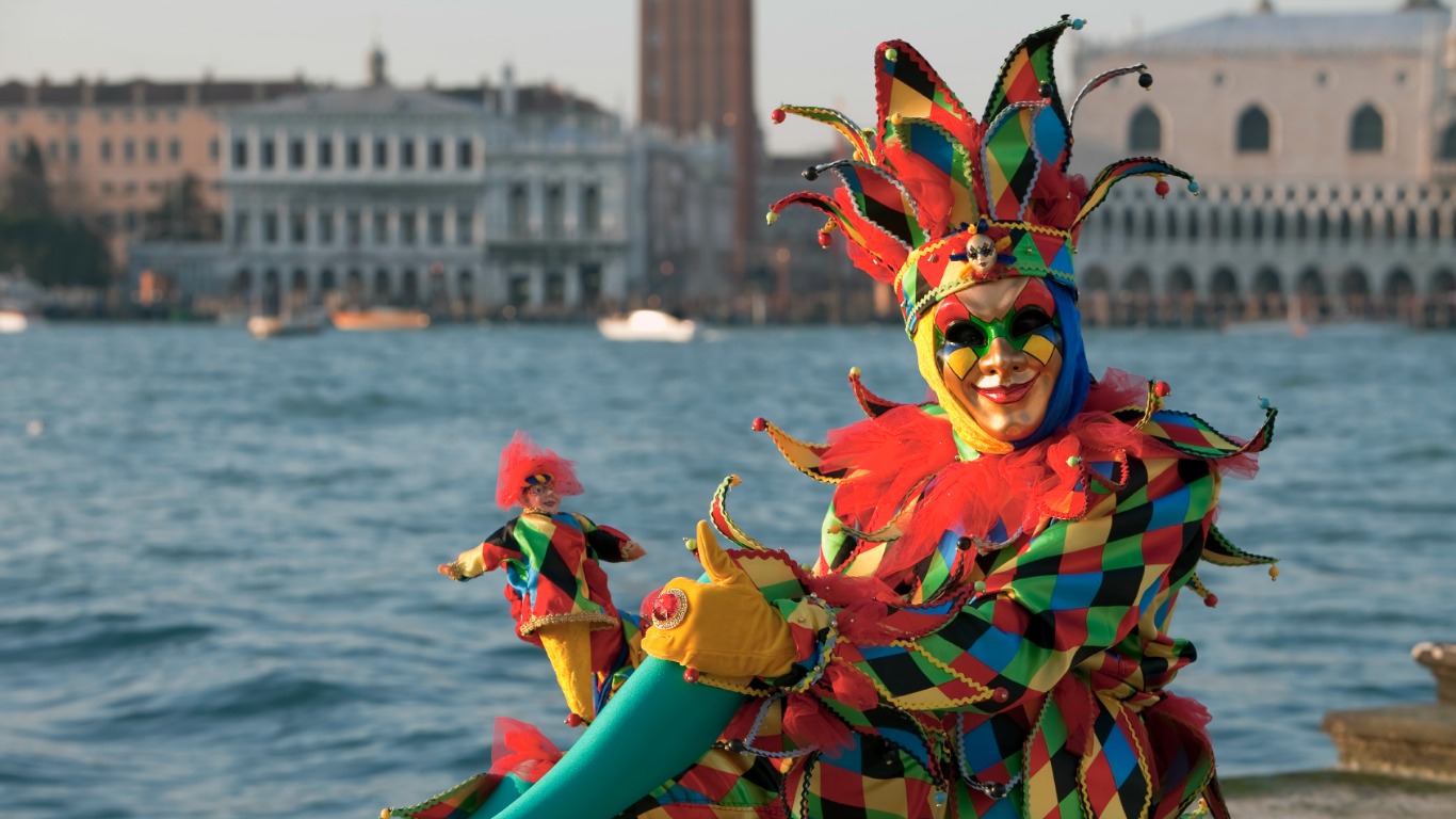Als Alter Ego des Hanswursts trat der Harlekin als einer der Hauptcharaktere in der Commedia dell’arte im 16. Jahrhundert auf. Zunächst wurde er als Bürgerschreck mit dämonischen Zügen dargestellt, später war die Figur geprägt von ihrer doppelten Natur. Mithilfe seiner Kostüme und seiner schwarzen Augenmaske verwandelte sich der Harlekin immer wieder und sprang so zwischen unterschiedlichen Rollen und Welten umher, zwischen Gut und Böse, Himmel und Hölle, Spaßvogel und Gauner. Auch der Harlekin wurde zu Zeiten der Aufklärung wegen seiner Obszönitäten von der Bühne verbannt.