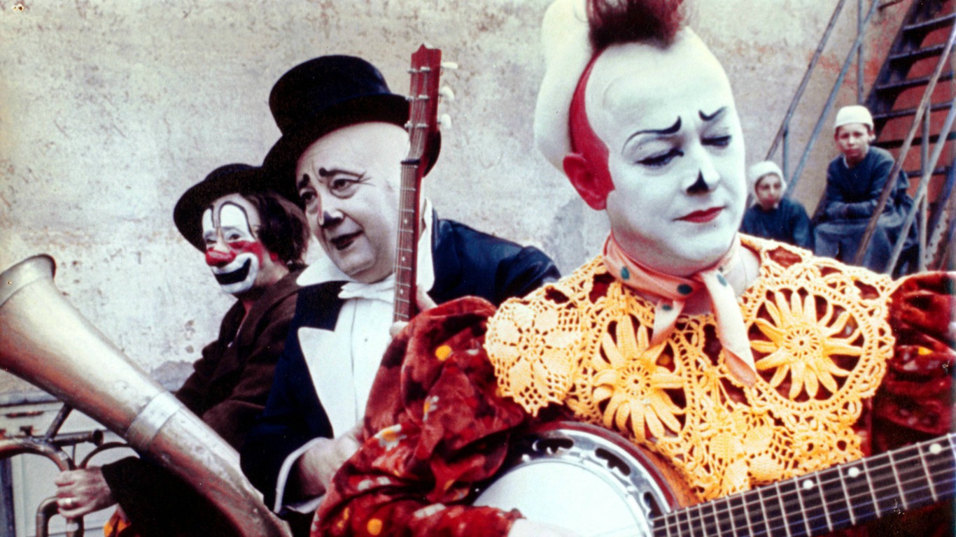 Der begnadete italienische Regisseur Federico Fellini ging im Film „Die Clowns“ 1970 der Faszination für die Spaßmacher nach und erklärte den Streit der beiden Zirkusfiguren so: „Es ist der Kampf zwischen dem stolzen Kult der Vernunft, der zum anmaßenden Kult des Ästhetizismus wird, und dem Instinkt, der Freiheit des Triebes.“ Fellini wusste ganz persönlich um die zwei Gesichter des Clowns. Er selbst zog als Zehnjähriger mit dem Zirkus des Clowns Pierino umher, im Krieg schloss er sich als Sketch-Schreiber einer Schauspielertruppe an und schrieb Gags für Komiker.