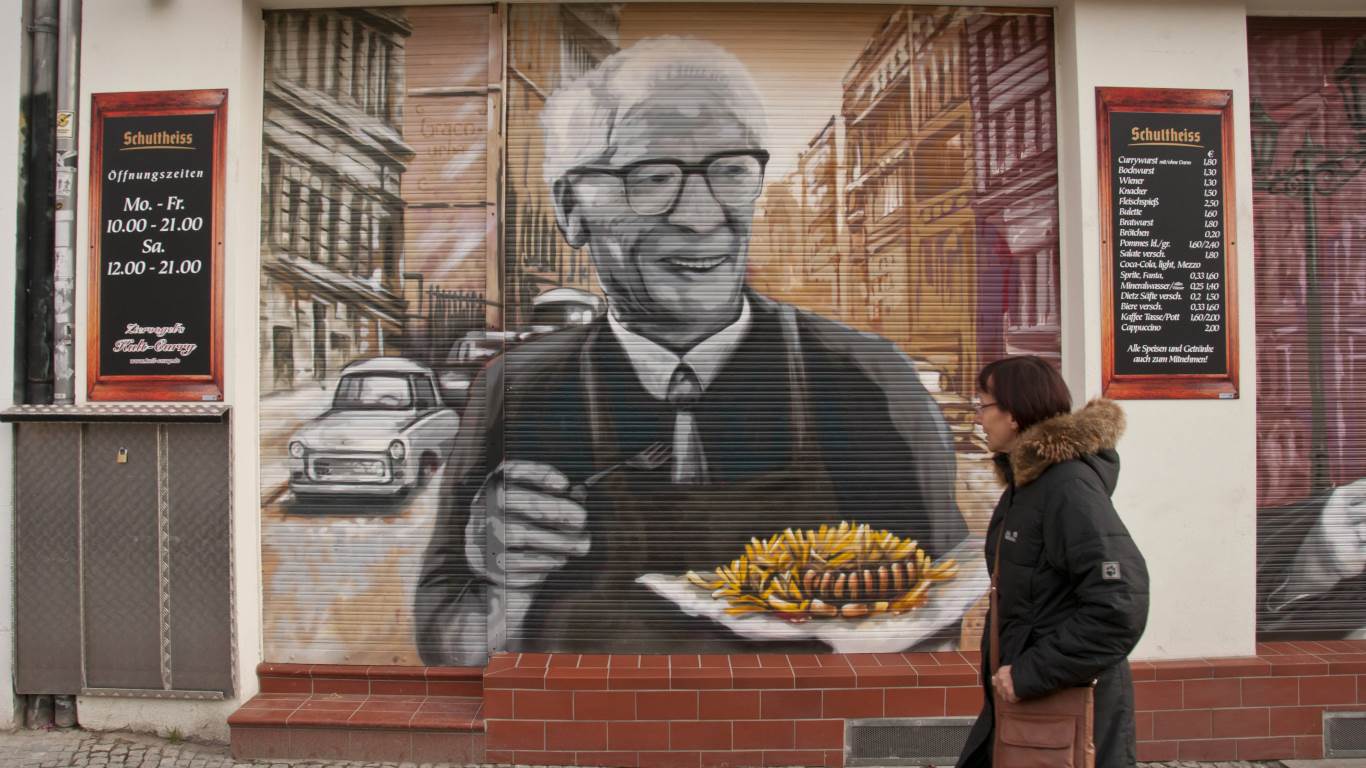 Heute hat Berlin das erste Currywurstmuseum der Welt und über 170 Currywurstbuden zu bieten.
