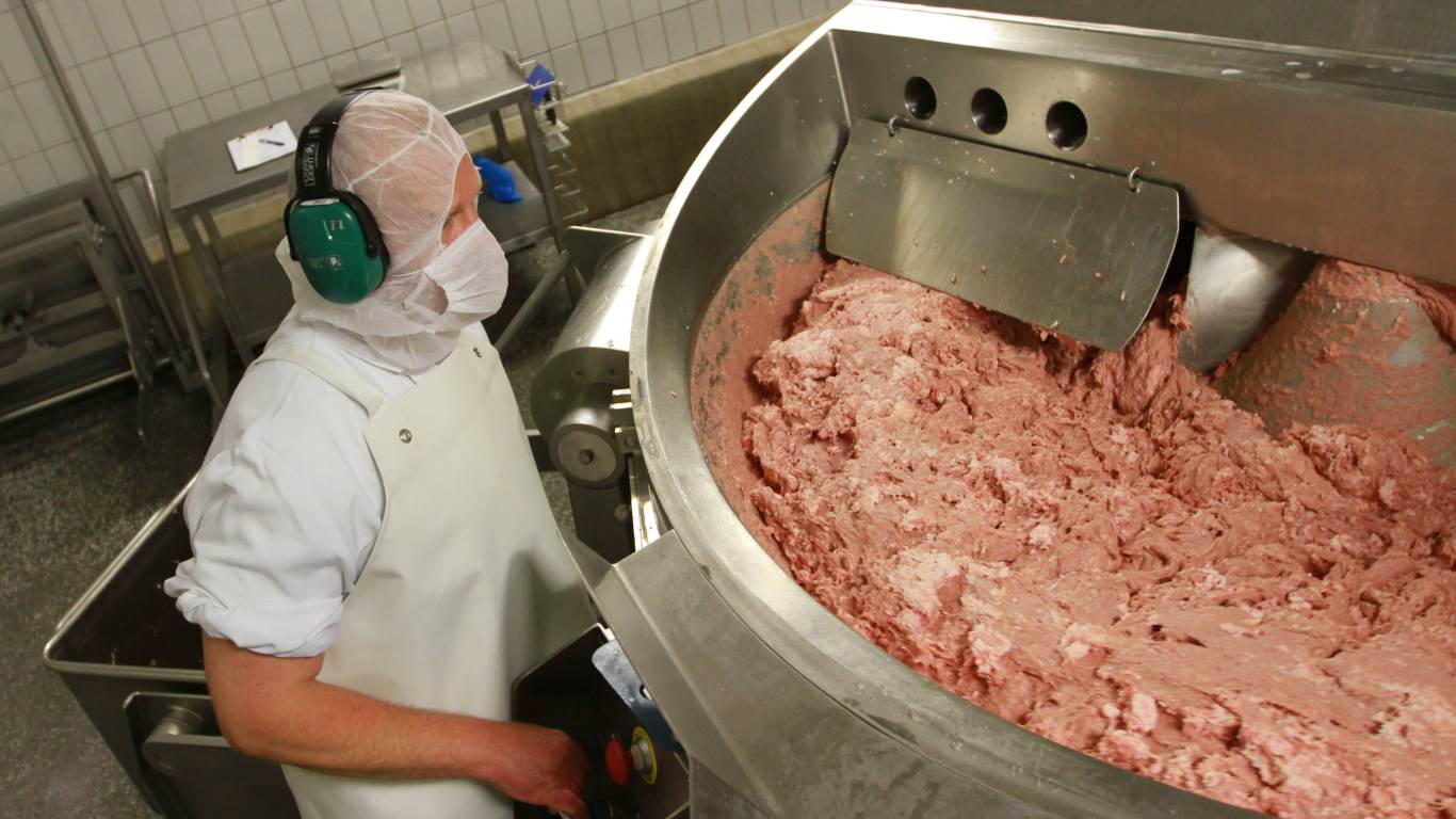 Wie die Berliner Currywurst besteht auch die Ruhrpott-Wurst aus Schweinefleisch. Manche Hersteller mischen noch Rindfleisch mit hinein.