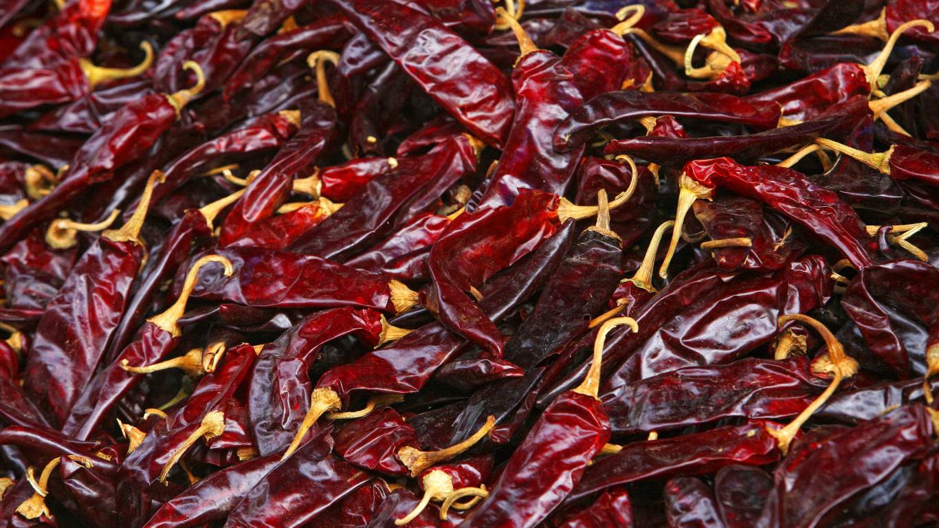 Die Currywurst-Soßen verdanken ihre Schärfe meist dem natürlichen Scharfmacher Capsaicin, der sich in unterschiedlichen Anteilen in Paprika oder Chilischoten befindet.