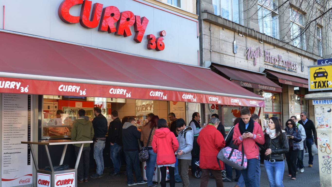 Die Currywurstbude „Curry 36' im Berliner Ortsteil Kreuzberg ist auch über die Grenzen Berlins hinaus bekannt und zählt mittlerweile zur attraktiven Touristenattraktion.