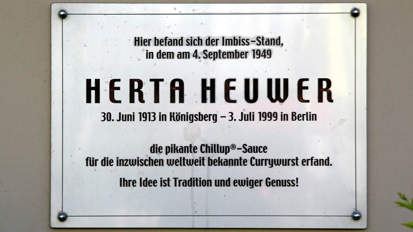 Und von wem stammt das Original? Offiziell anerkannt als Currywurst-Erfinderin ist die Berlinerin Herta Heuwer.