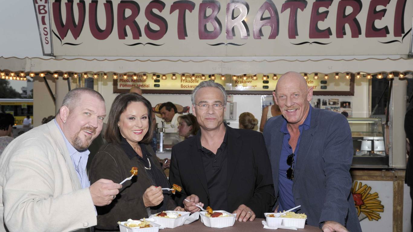 Auch die Kommissare des Kölner Tatorts essen am Ender jeder Folge Currywurst mit Pommes – hier zu sehen vor der Original Würstchenbude „Wurstbraterei“ im Kölner Rheinauhafen.