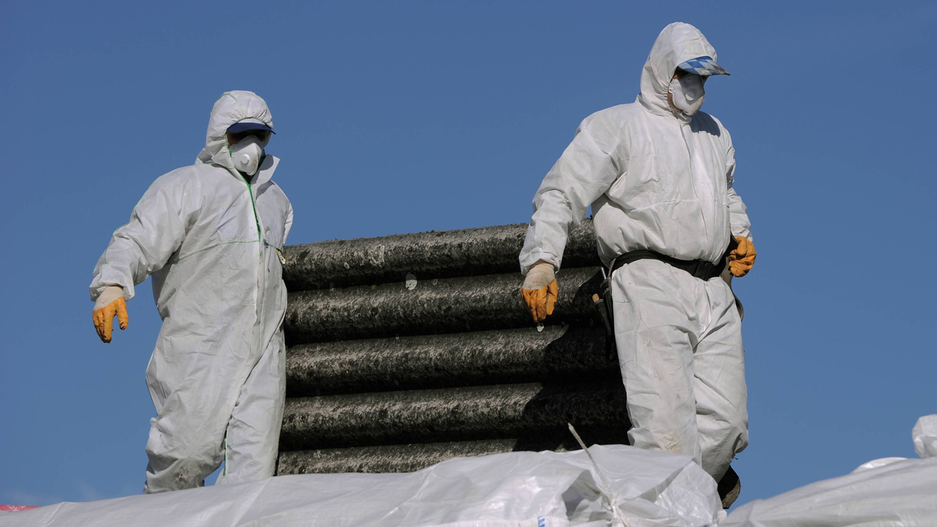 Asbest wirkt isolierend und war ein beliebter Dämmstoff, bis seine giftigen Eigenschaften bekannt wurden: Werden die faserförmigen Mineralien über einen längeren Zeitraum eingeatmet, verursachen sie tödliche Krankheiten wie Asbestose oder Krebs. Die Krankheiten treten erst viele Jahre nach dem Kontakt auf, und beim Abriss älterer Gebäude lauert auch heute noch häufig Asbestgefahr.