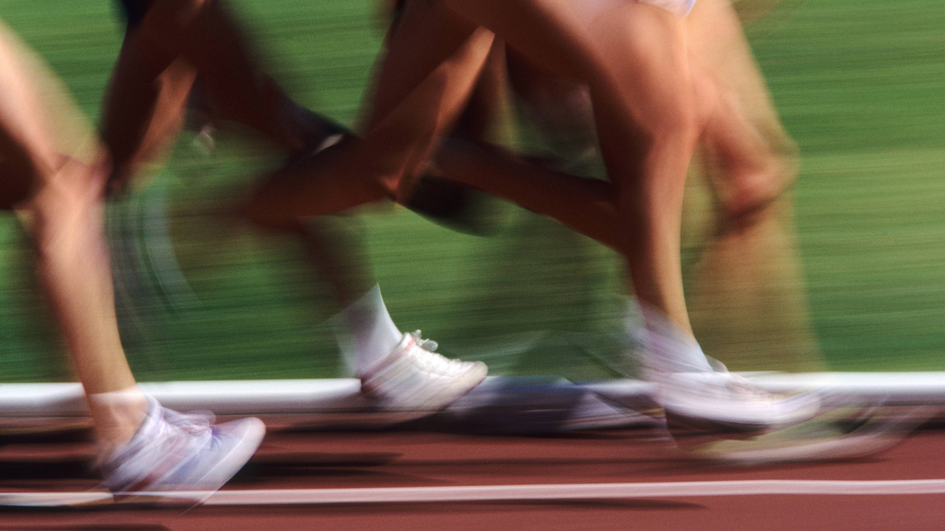 Acht Kilometer pro Stunde, das ist die maximale Fortbewegungsgeschwindigkeit, die ein Mensch beim Dauerlauf ohne Hilfsmittel erreichen kann. Extremwerte werden etwa beim Zehn-Kilometer-Lauf, mit einer Spitzengeschwindigkeit von 22,2 Stundenkilometern. Die maximale Kurzzeit-Fortbewegungsgeschwindigkeit liegt bei fast 40 Stundenkilometern beim 100-Meter-Sprint. Unser Bewegungsapparat, bestehend aus etwa 210 Knochen und 639 Muskeln, macht das Gehen, Rennen, Springen oder Schwimmen erst möglich.
