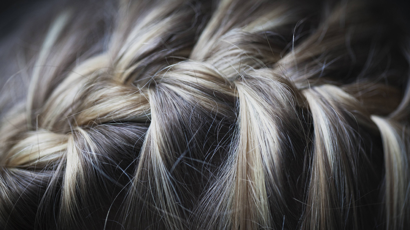 Ein menschliches Haar ist zwischen 0,007 und 0,18 Millimeter dick. Zwischen 88.000 und 150.000 Haare haben wir auf dem Kopf. Die Dicke und die Menge schwanken, abhängig von der Haarfarbe. 0,2 bis 0,3 Millimeter wächst ein Kopfhaar jeden Tag, im ganzen Leben sind das etwa 50 Meter.
