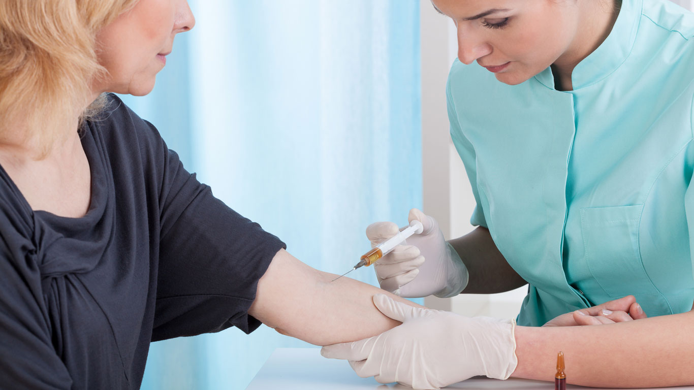 Arzt gibt Patientin Spritze