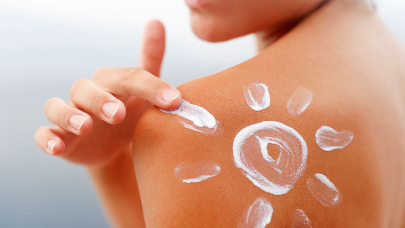 Sonnencreme auf Schulter