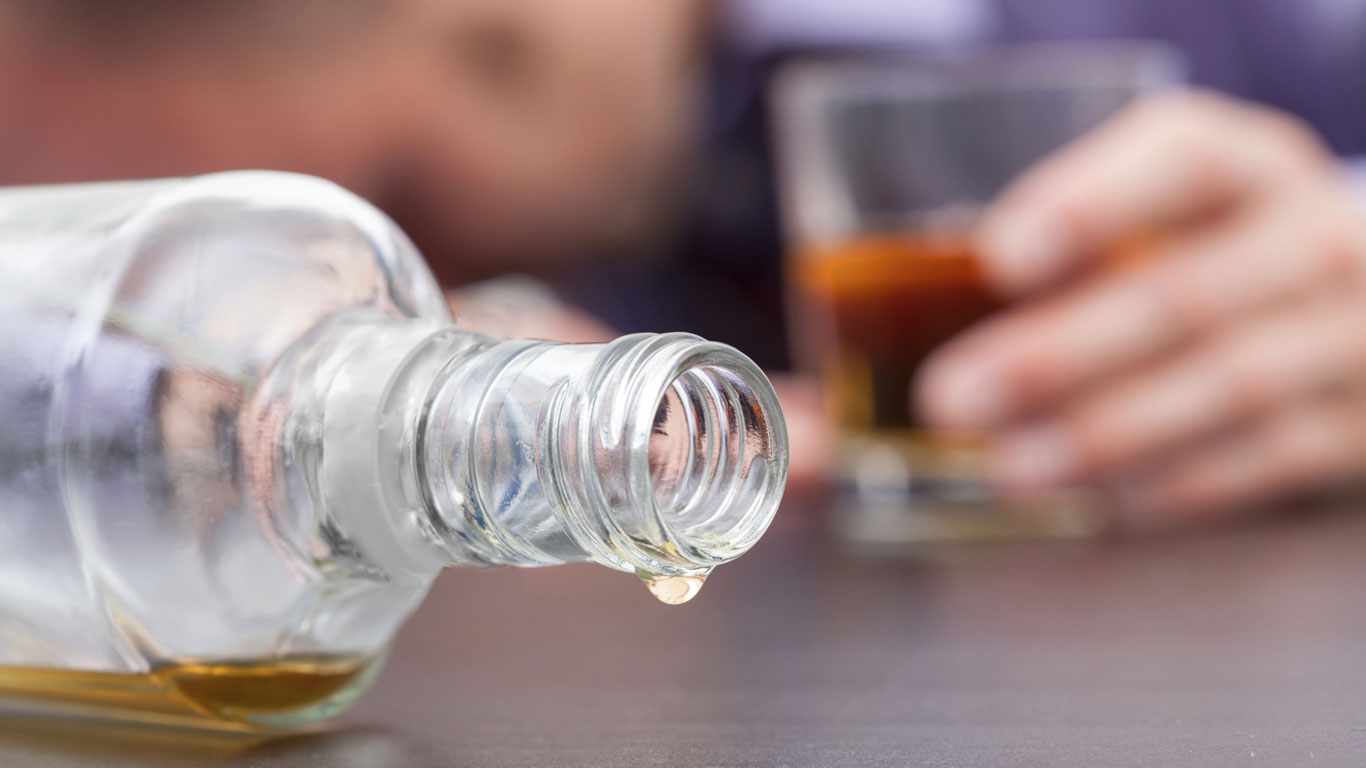 Der kalte Entzug, auch Cold Turkey genannt, ist die radikalste und riskanteste Methode, um clean zu werden. Im Fall einer Alkoholsucht verändert die Droge gleich mehrere Botensysteme im Gehirn. Kappt man nun den Nachschub an Alkohol von einem Moment auf den anderen, senden verschiedene Rezeptoren unentwegt Alarmsignale aus – unser Körper gerät in einen dauerhaften und gefährlichen Stresszustand.