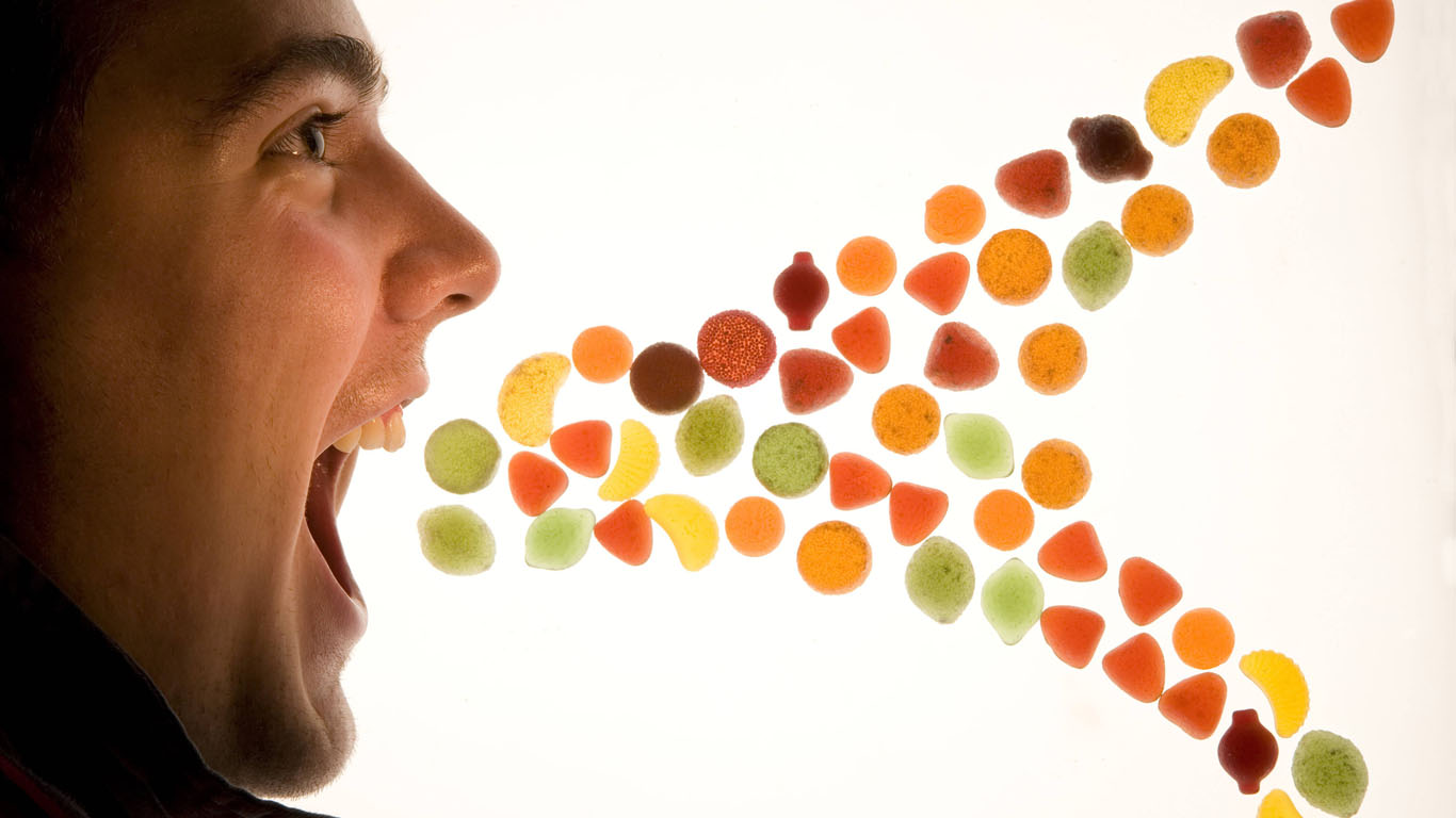 Zucker manipuliert nicht nur unsere Hirnzellen: Ein hoher Zuckerkonsum greift auch in die Verdauung ein, erhöht die Produktion von Insulin im Körper, was zum Wachstum von Krebszellen in der Bauchspeicheldrüse beiträgt. Und das vermeintlich süße Leben hat noch viele weitere Auswirkungen auf unsere Gesundheit, von denen die meisten Menschen nichts ahnen.