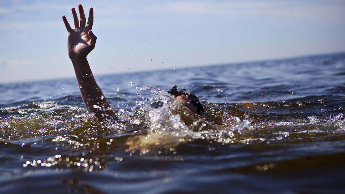 In Seenot geratener Mensch streckt Hand aus dem Wasser