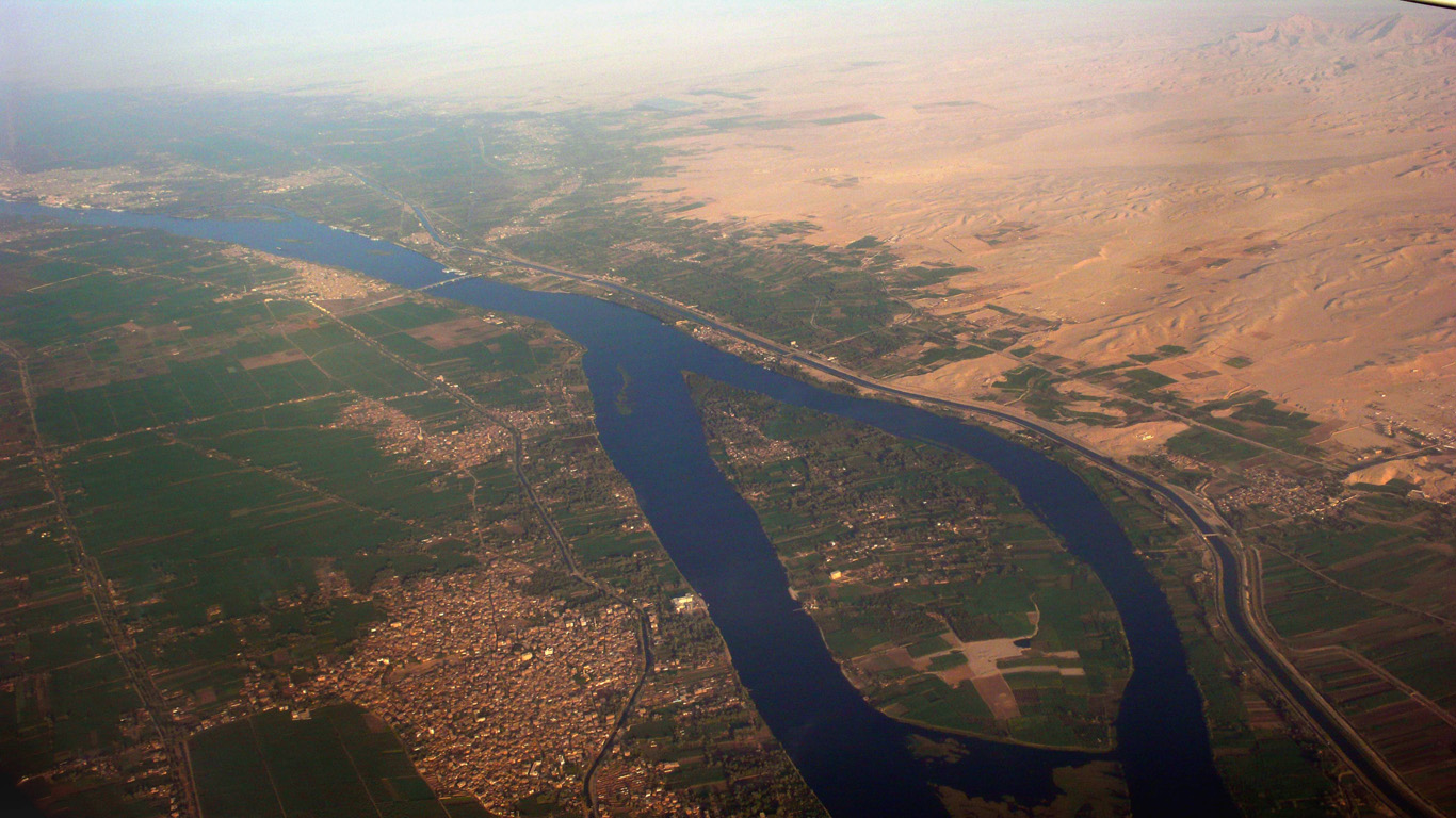 Der Begriff Delta für alle fächerförmigen Flussmündungen geht auf den Nil zurück: Die Griechen erinnerte die Nilmündung an das große D ihres Alphabets: Δ