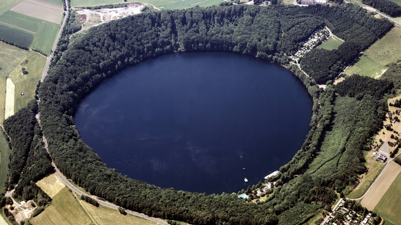 Wie ein kreisrunder Spiegel liegt das Pulvermaar in der Vulkaneifel. Es ist vor tausenden von Jahren entstanden, als sich flüssiges Magma seinen Weg an die Oberfläche bahnte und mit Grundwasser in Berührung kam. Die dabei entstandene Wasserdampfexplosion hat einen riesigen Krater in den Boden gerissen, der sich mit Wasser füllte.